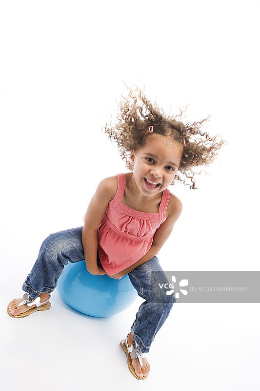 在球上跳跃的女孩图片素材