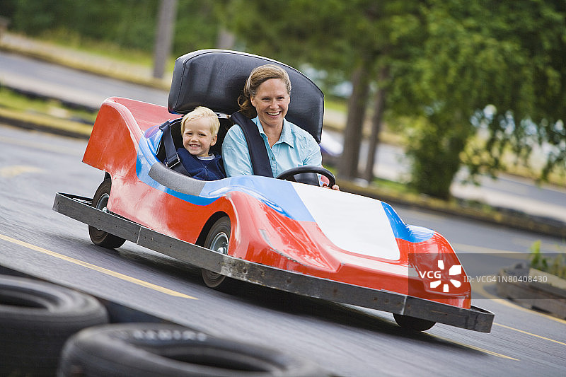 母子乘坐卡丁车图片素材