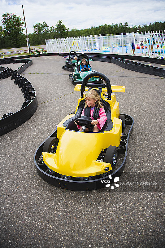 驾驶卡丁车的儿童图片素材