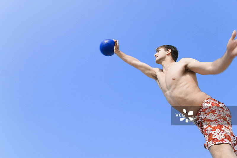 男人跳跃扣球图片素材