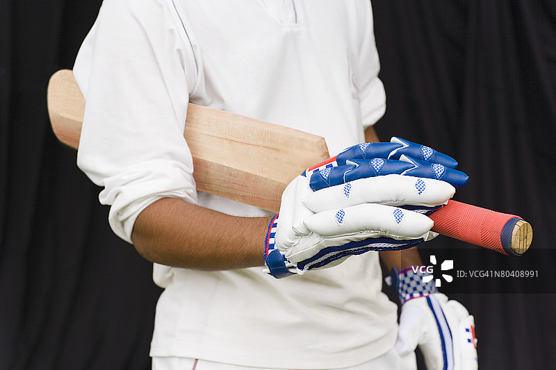 手持球棒的板球运动员图片素材