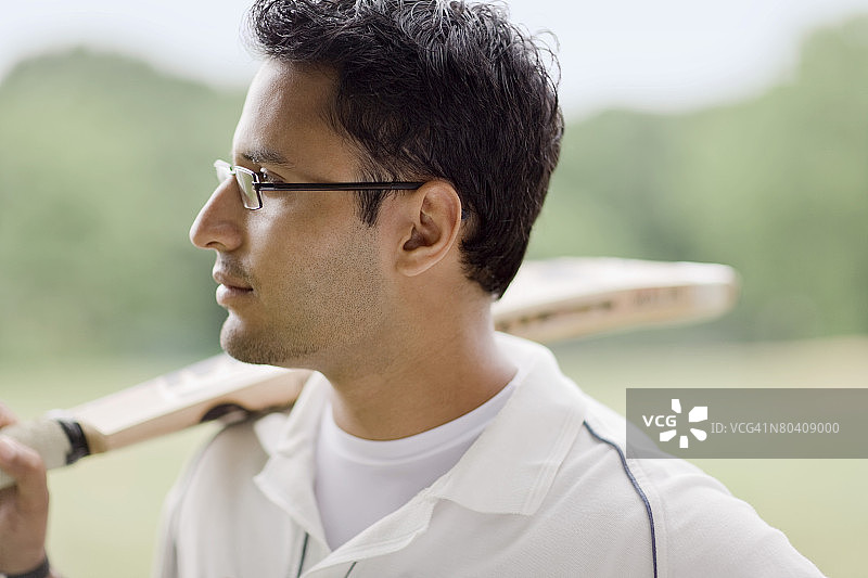 手持球棒的板球运动员图片素材