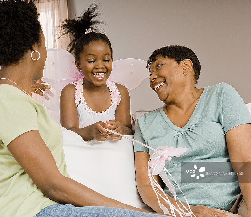 戴着仙女翅膀玩玩具魔杖的女孩图片素材