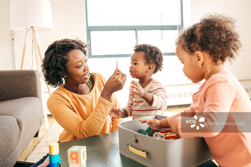 母亲和孩子们玩耍图片素材