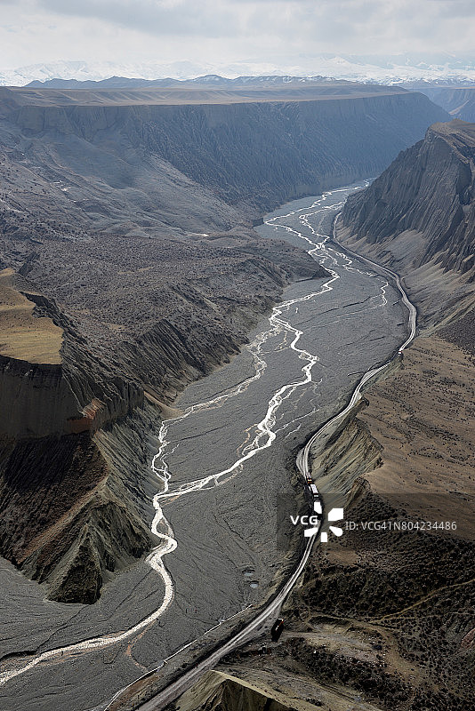 中国新疆红山大峡谷的河床图片素材