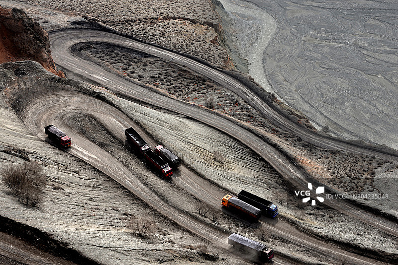 在新疆红山大峡谷驾驶卡车图片素材