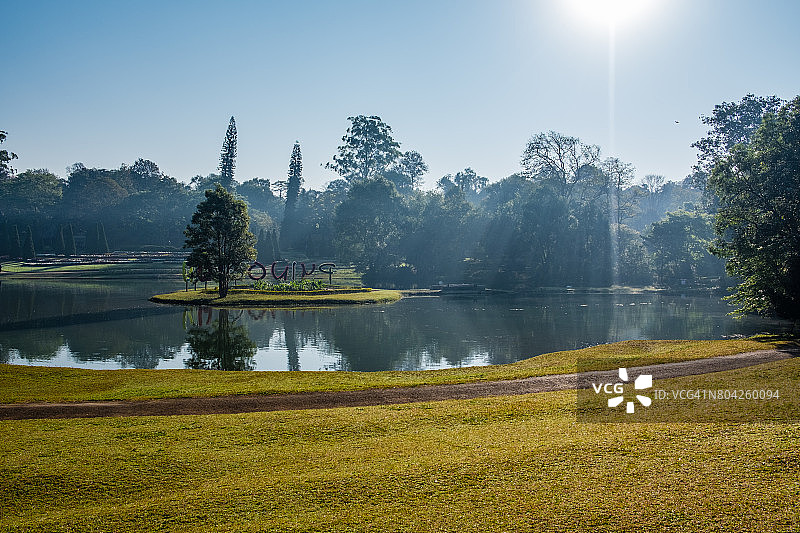 缅甸彬乌伦国家坎多基植物园景观，背景是楠敏塔和佛塔岛图片素材
