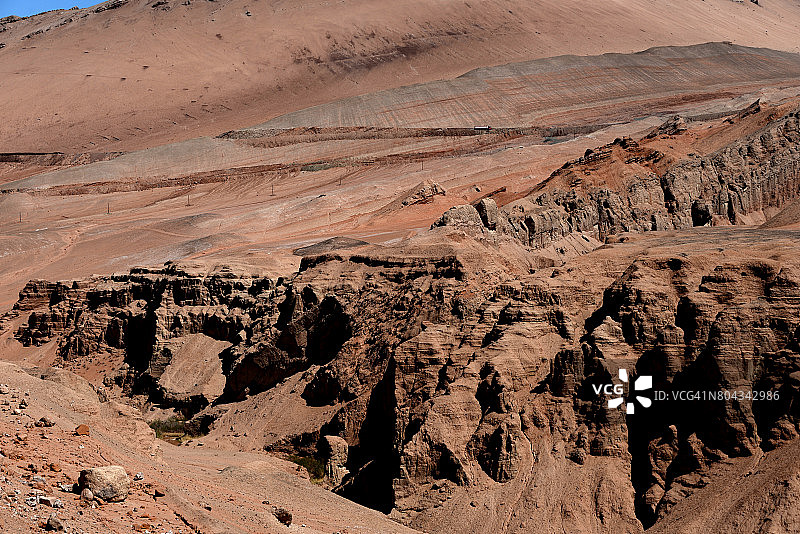 新疆火焰山山脉与公路图片素材