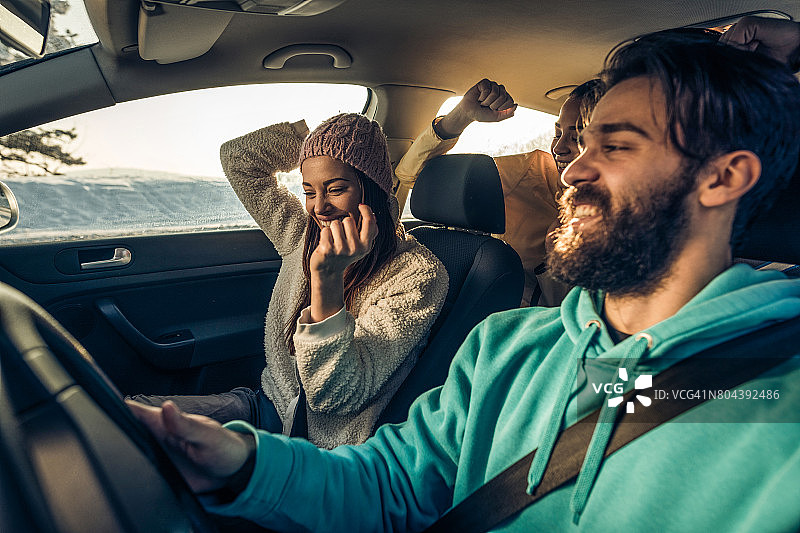 快乐的朋友们在公路旅行中跳舞图片素材