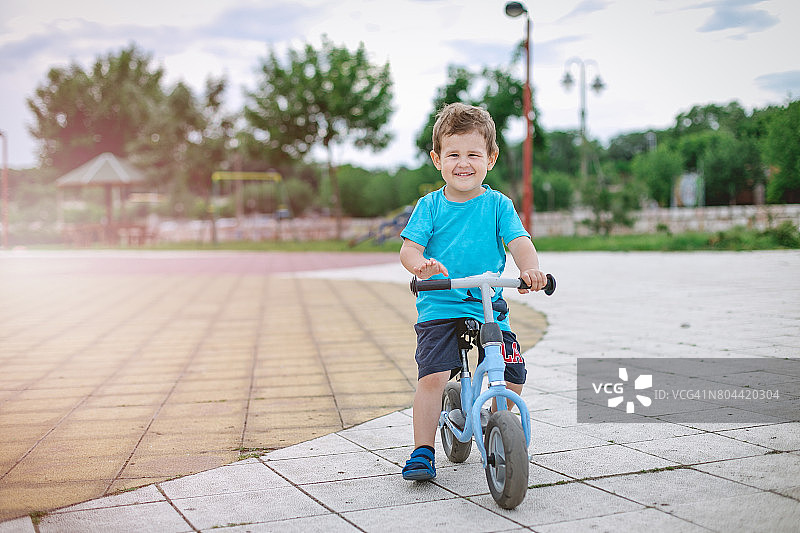 骑平衡车图片素材