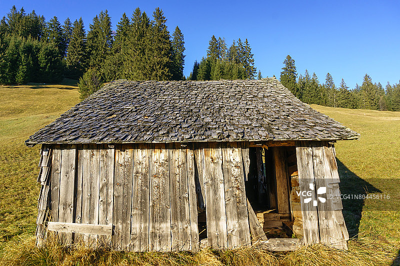 高山草甸上的木瓦屋顶棚图片素材