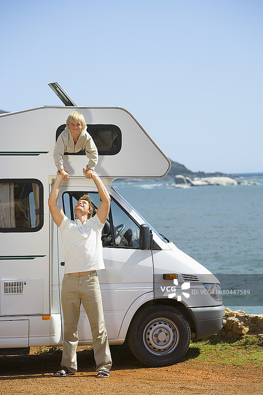 父子在移动房屋前图片素材