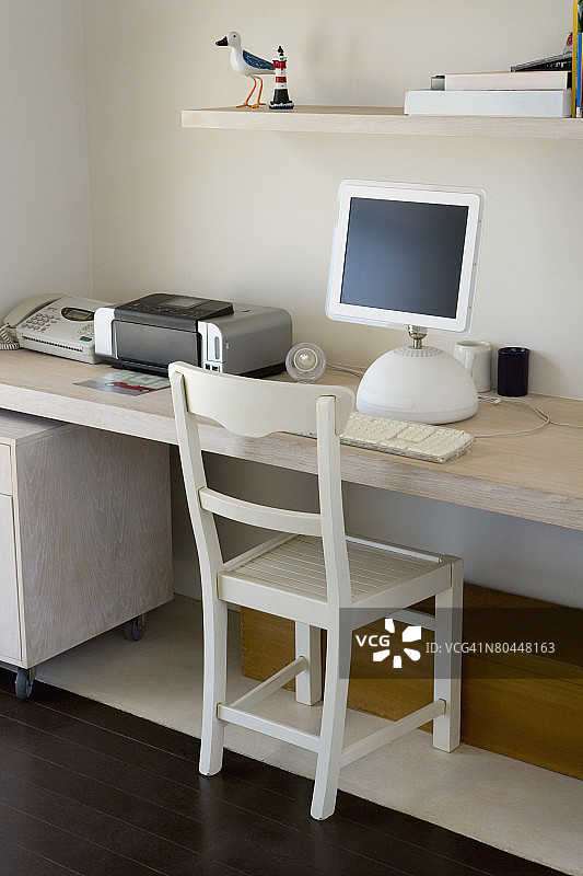 办公桌上的电脑图片素材