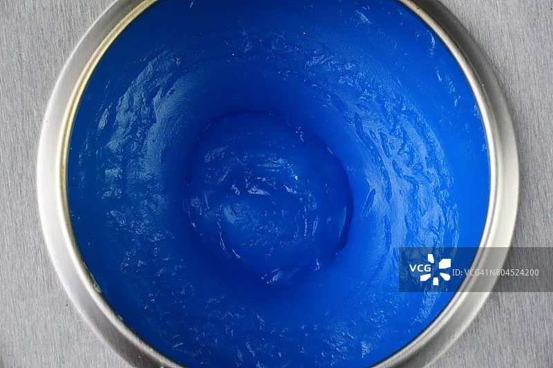 一次性罐中的易燃燃料，由变性酒精和胶凝酒精制成图片素材