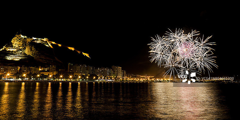 西班牙南部圣约翰篝火节后的烟花图片素材