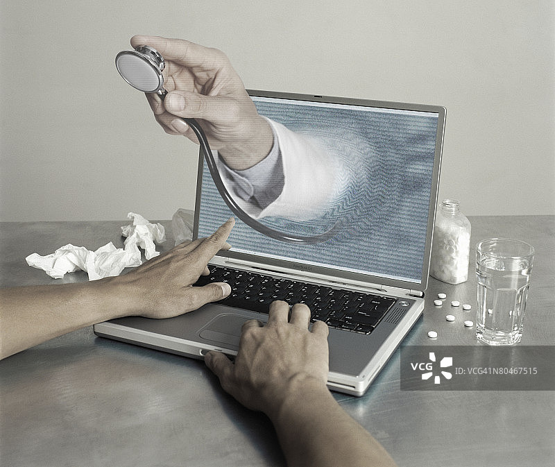 从笔记本电脑中伸出的医生的手，手部特写图片素材