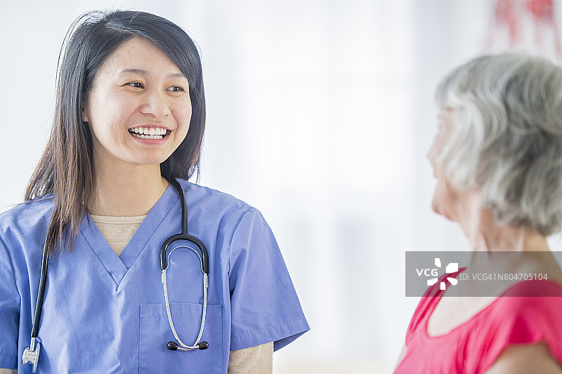 与医生讨论物理疗法图片素材