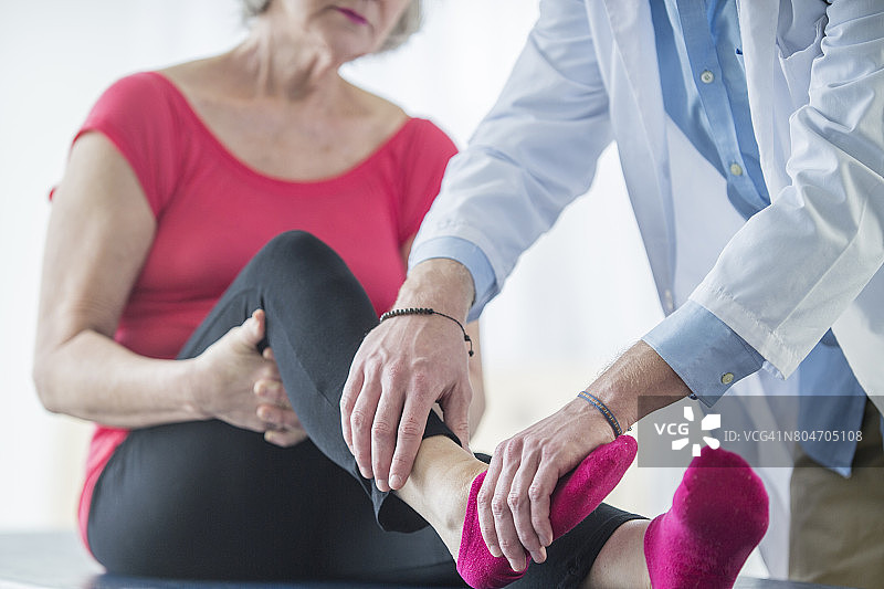 年长的女人伸展双脚图片素材