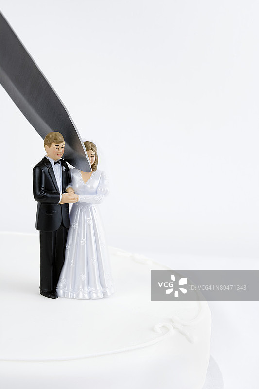 婚礼蛋糕上切过新娘新郎的刀图片素材