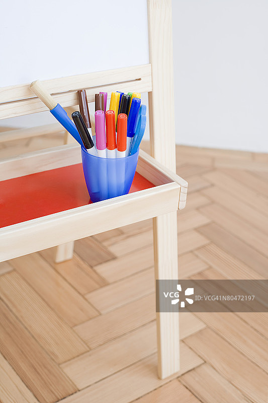 画架上杯子里的马克笔图片素材