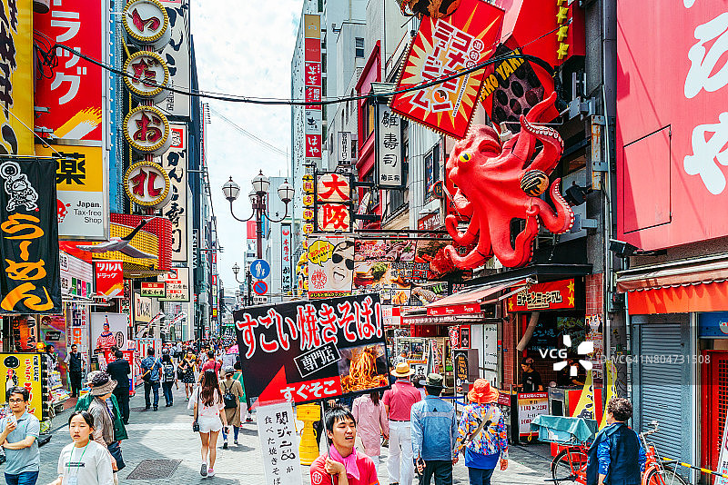 游客在拥挤的大阪道顿堀娱乐区漫步图片素材