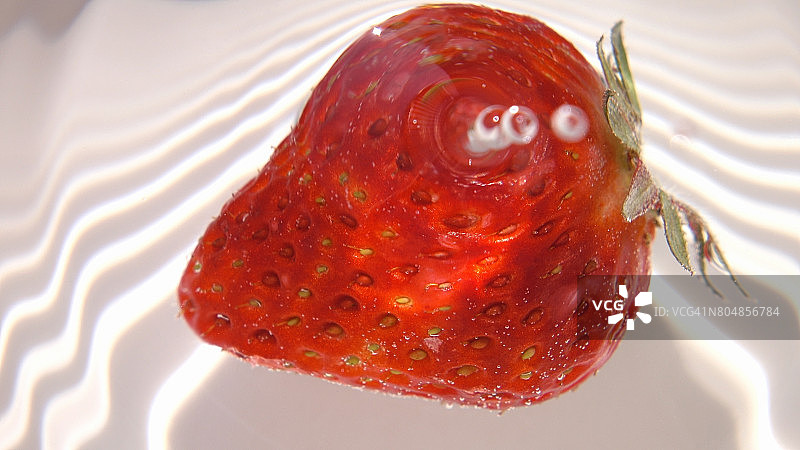 水中的草莓图片素材