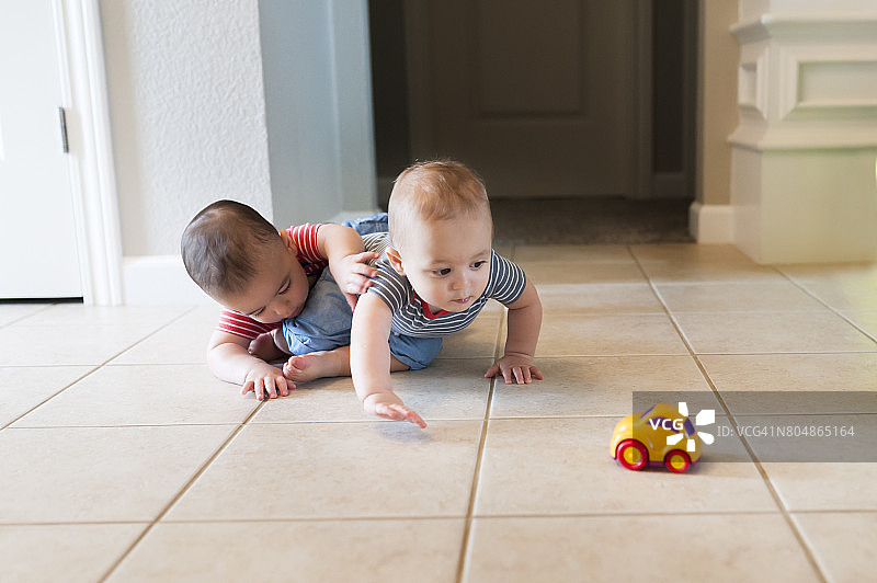 12个月大的双胞胎男宝宝一起玩耍图片素材