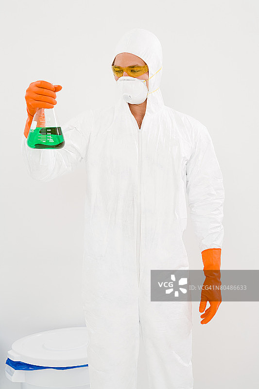 手持容量瓶的科学家图片素材