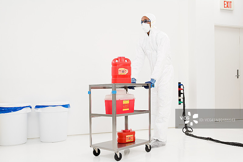 科学家推着一辆装有化学废料的手推车图片素材