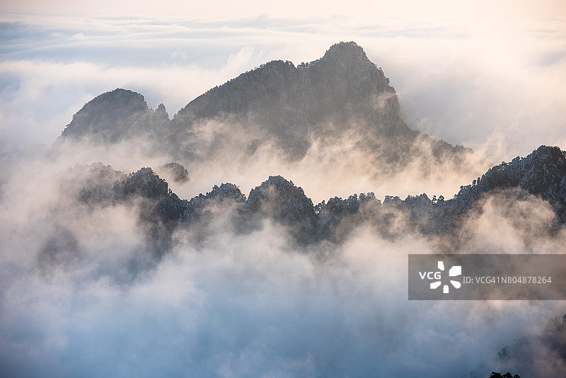 中国安徽冬季黄山云海日出图片素材