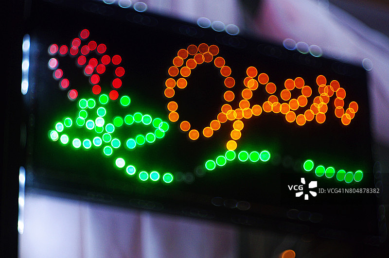 霓虹灯标志，写着“营业中”图片素材