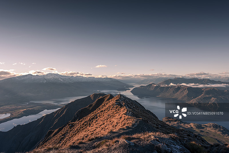 男人站在罗伊山顶图片素材