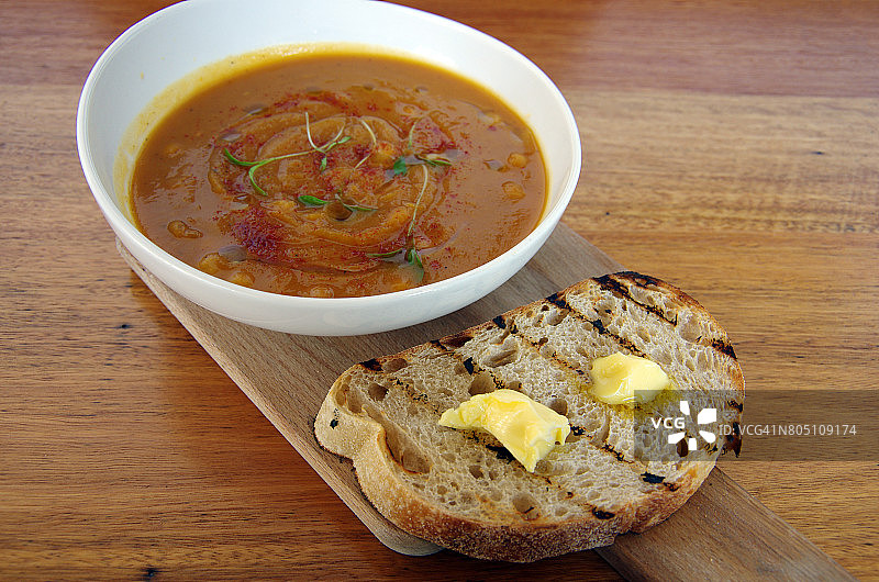 摩洛哥风味红薯鹰嘴豆汤配烤面包和黄油图片素材
