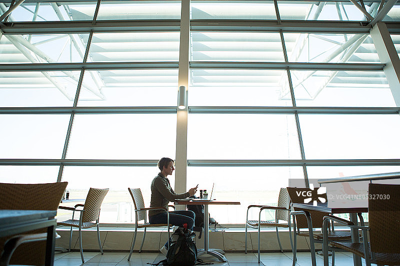 坐着等待航班图片素材