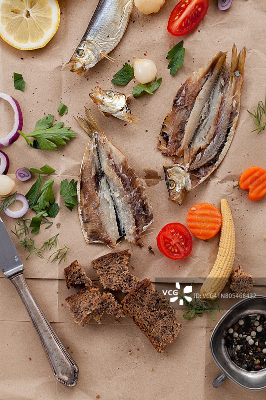 乡村风味小吃，配鱼和什锦泡菜图片素材