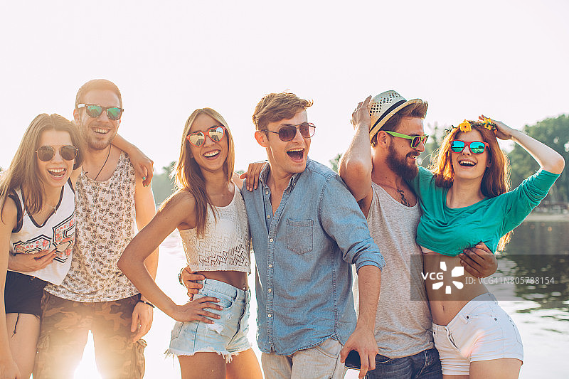 与朋友共度美好时光图片素材