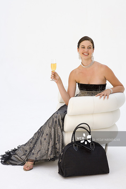 坐着 holding 鸡尾酒的女人图片素材