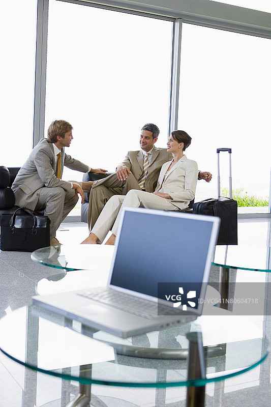 商务人士在现代办公室开会图片素材