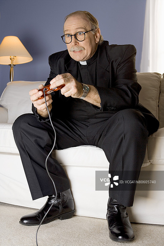 玩电子游戏的牧师图片素材