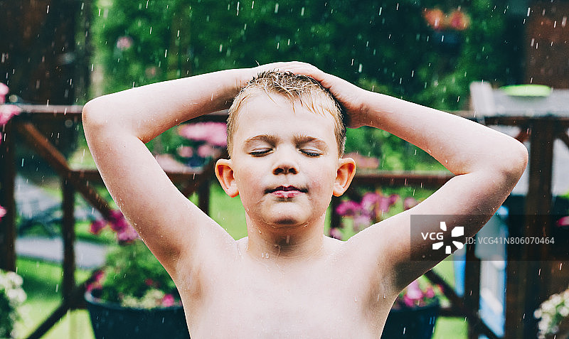 男孩在雨中享受图片素材