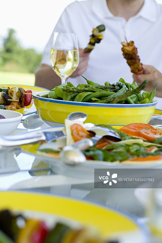 餐桌上的什锦食物图片素材