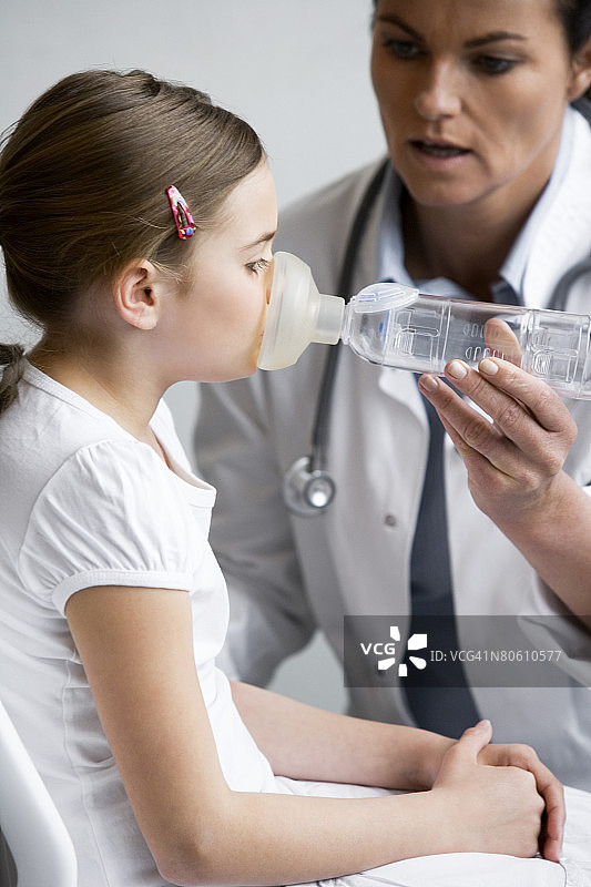医生为女孩做哮喘测试图片素材