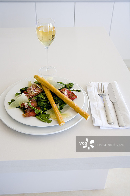 沙拉和葡萄酒拼盘图片素材