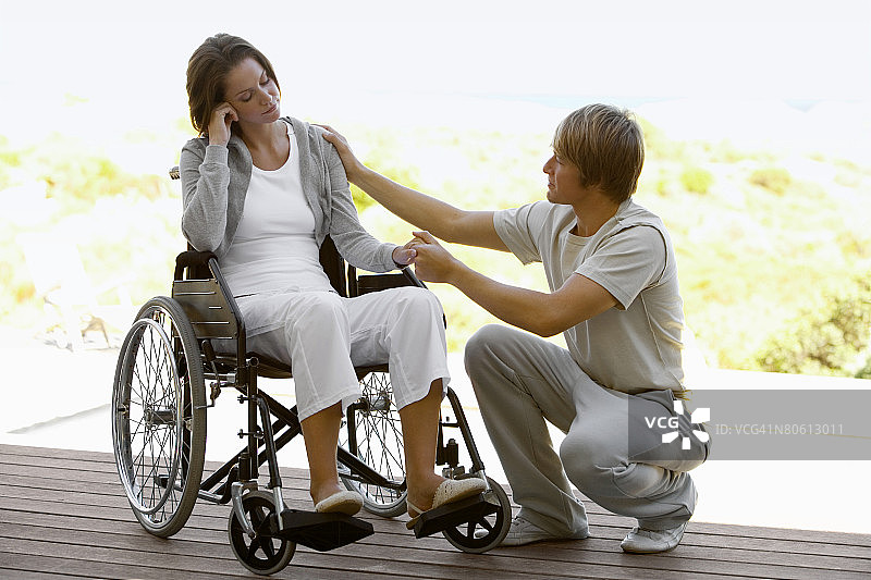 男子与坐轮椅的女人图片素材