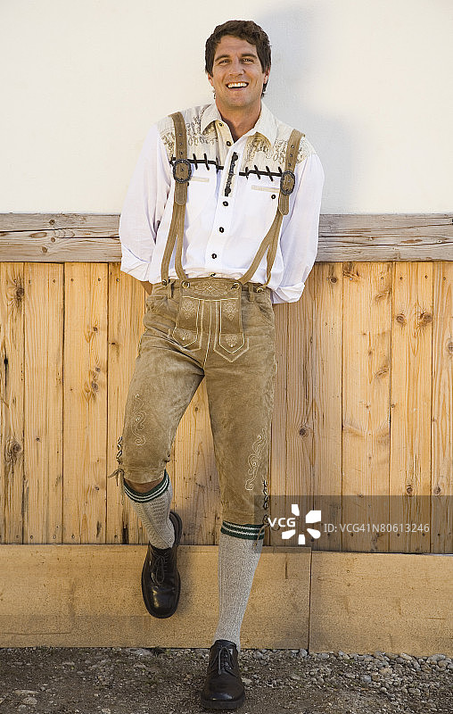 穿着民族服装的微笑男人图片素材