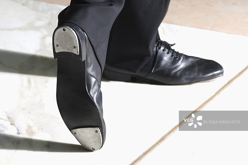 穿踢踏舞鞋的男人图片素材