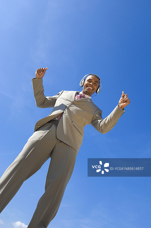 男子打响指图片素材