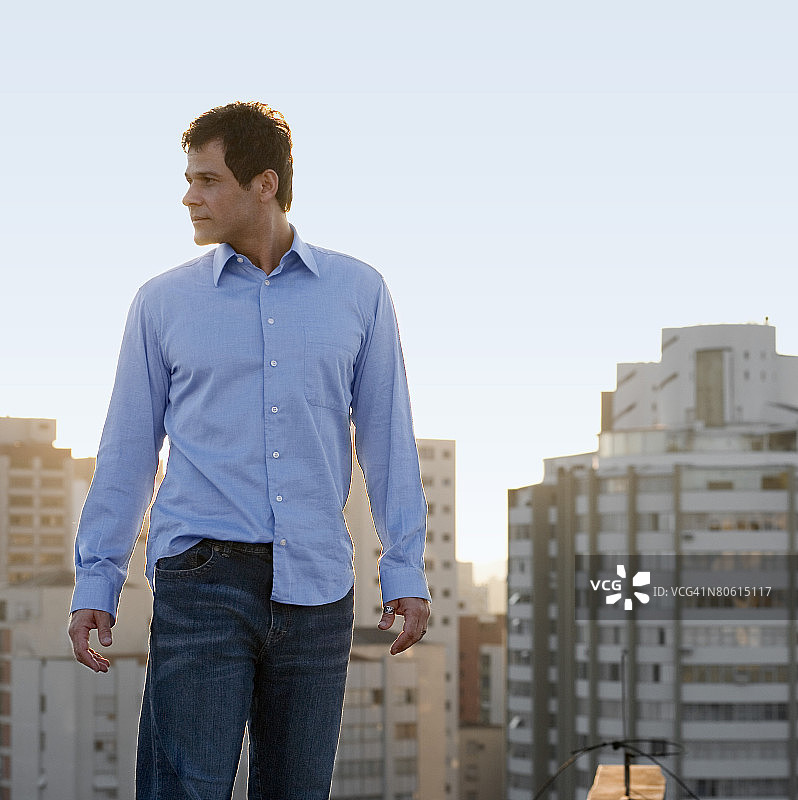 站在屋顶上的男人图片素材