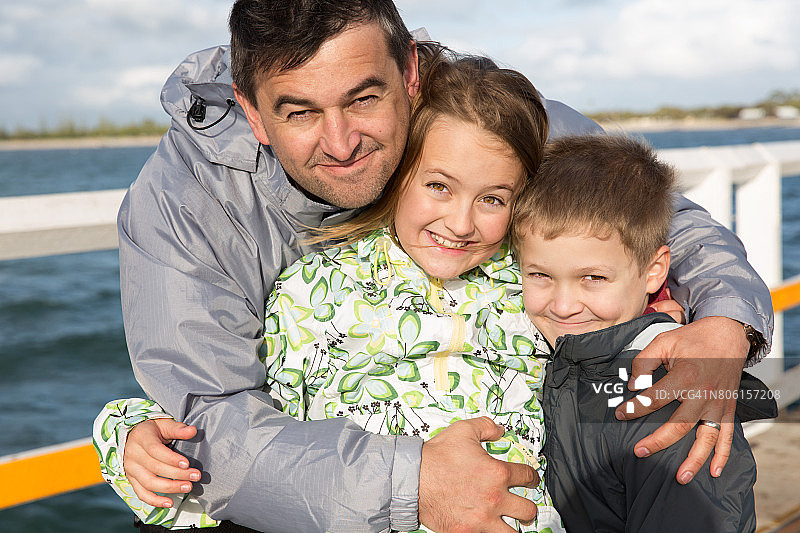 寒冷潮湿天气里拥抱的家人图片素材