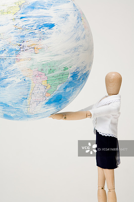 举起地球仪的艺术家模型图片素材